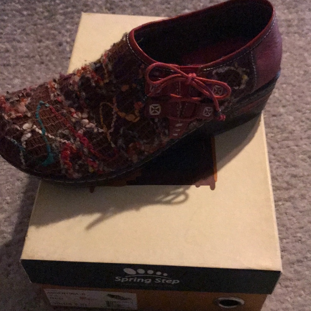 Red clogs